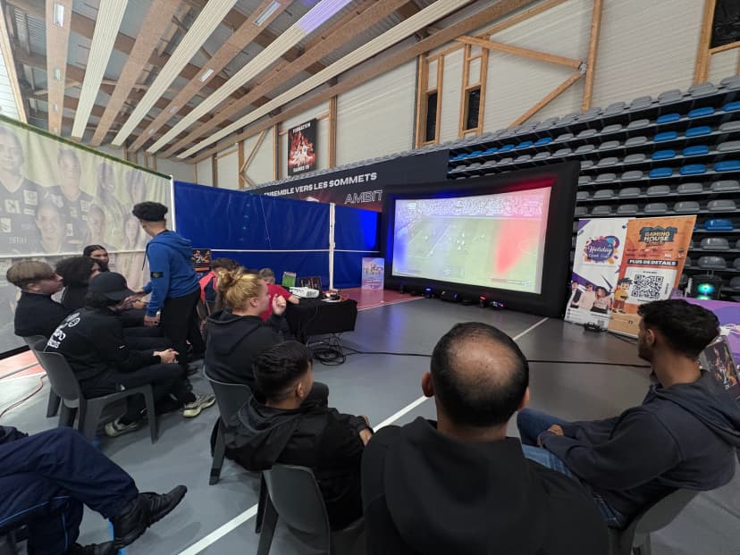 Visiteurs regardant un match de qualifications sur FC25 lors du Fifa Season 2025