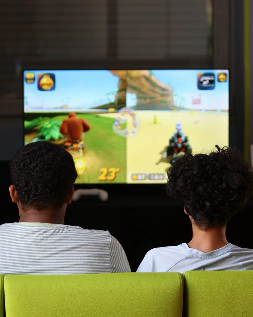 Visiteurs jouant à Mario Kart 8 sur Nintendo Switch lors du Gaming House Tour 2025