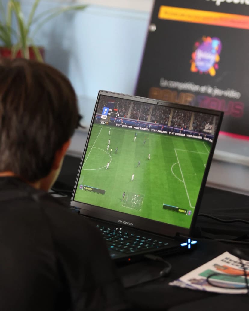 Visiteur jouant à FC25 sur PC lors du Gaming House Tour 2025