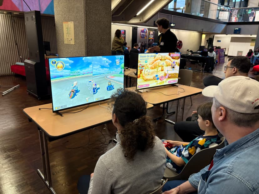 Visiteurs jouant à Mario Kart 8 sur Nintendo Switch lors des Valorant Series à la Cité des Sciences 2025