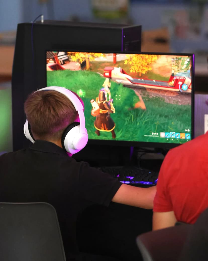 Visiteur jouant à Fortnite sur PC lors du Gaming House Tour 2025
