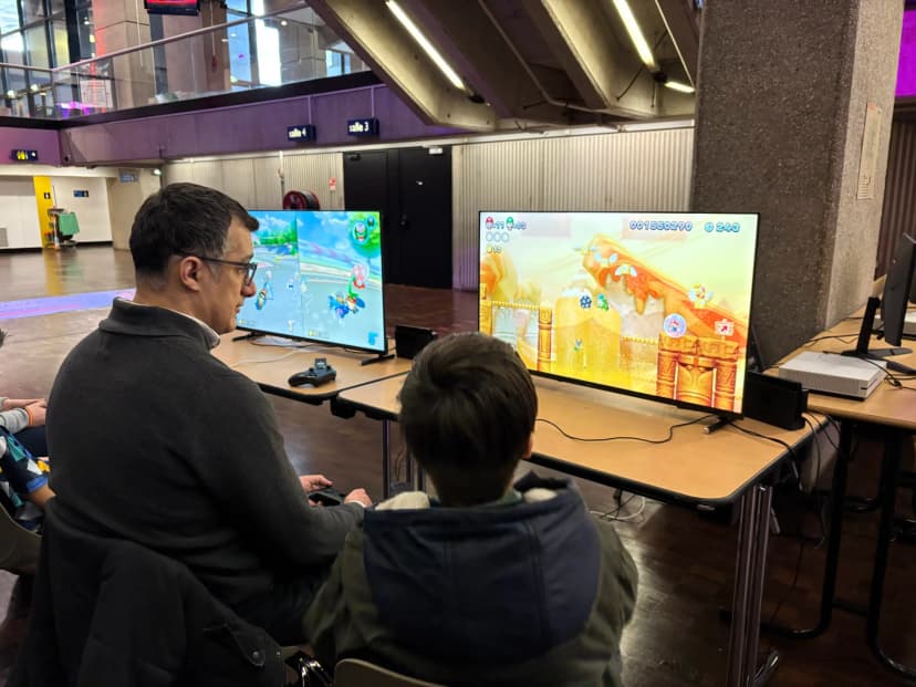 Visiteurs jouant à Super Mario Bros U Deluxe sur Nintendo Switch lors des Valorant Series à la Cité des Sciences 2025